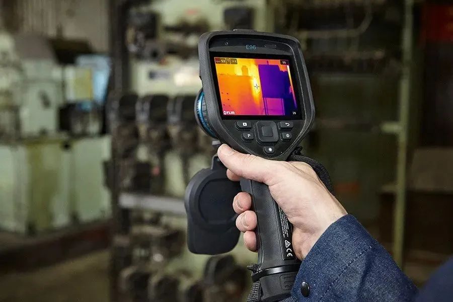 FLIR E96高級紅外熱像儀擁有先進的可互換AutoCal智能自標定鏡頭.jpg